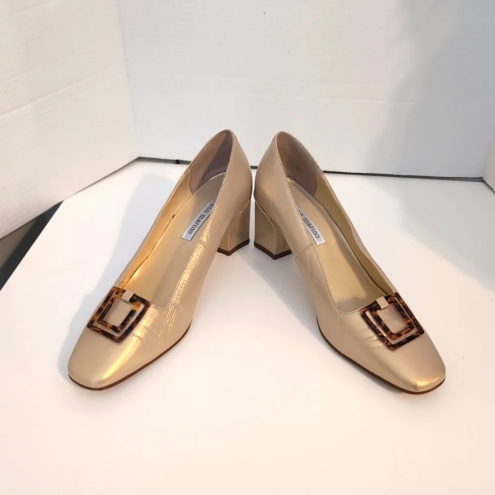 Ann Marino Leather Gold Tone Block Heels w/ Tortoise Shell Ornamental Buckle 10M